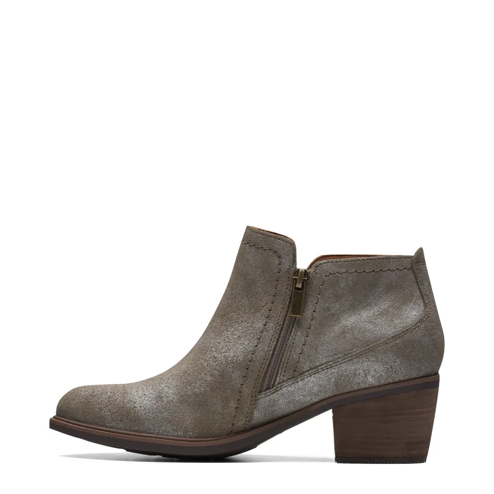 Clarks Women's Neva Lo Side Zip Ankle Boot (Taupe Metallic)